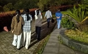 夜行校园听民意 点亮师生出行路