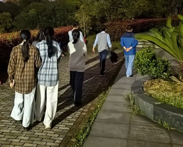 夜行校园听民意 点亮师生出行路